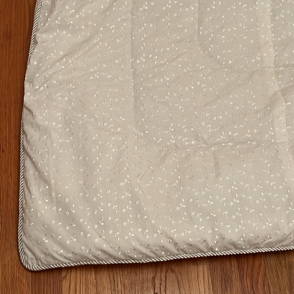 King size eyelet white comforter, dust ruffle and 2 king size pillow sham covers - Picture 4 of 7